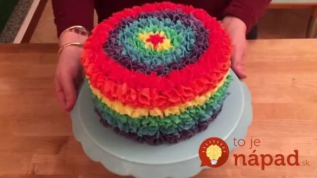 Úžasná dúhová torta. Pozrite sa, čo ukrýva vo vnútri!