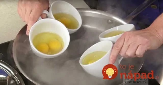 Do vody vložila 4 šálky s vajciami. Naučí vás trik, ktorý v kuchyni používajú profesionáli