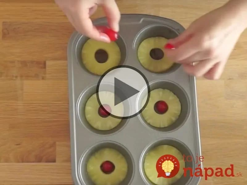 Do formy na muffiny uložila kolieska ananásu a čerešne. Výsledkom je skvelý dezert
