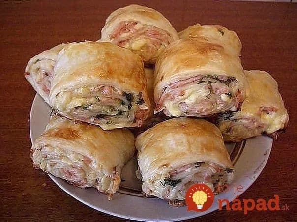 Mini rolky z lístkového cesta plnené šunkou a syrom