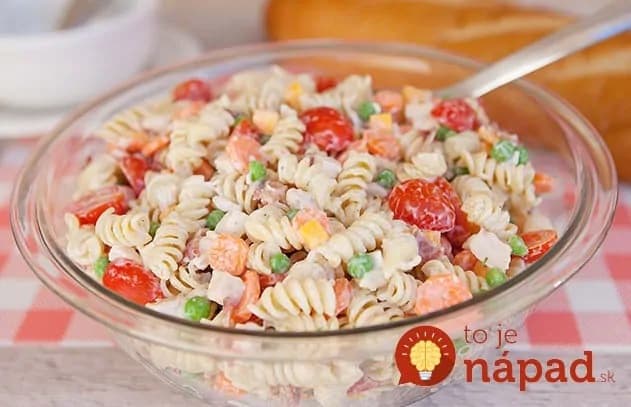 Ľahký cestovinový šalát s kuracím mäsom a jogurtovou zálievkou