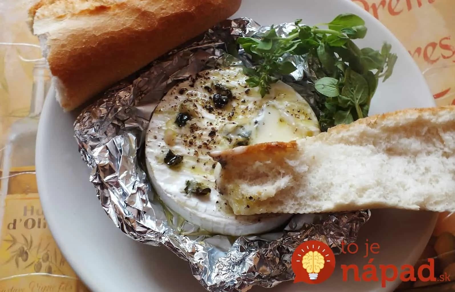 Pečený hermelín v alobale na provensálsky spôsob