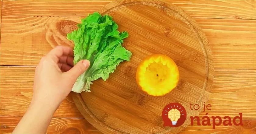 Svieži šalát s pomarančom a kuracím mäsom. Prekvapte svojich hostí originálnym servírovaním!