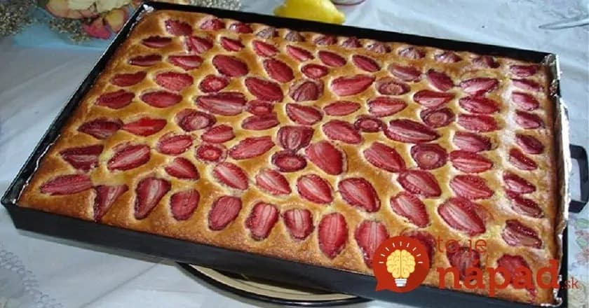 Jednoduchý hrnčekový koláč s jahodami