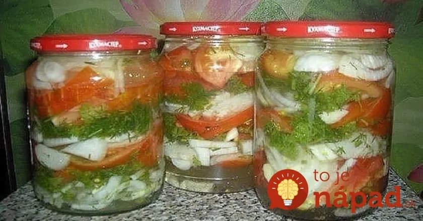 Bez zavárania: Výborný rajčinový šalát s cibuľkou v sladkokyslom náleve – stačí otvoriť a máte prílohu!