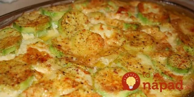 Dlhoročný recept mojej mamy, ktorý sa nám nikdy neomrzí: Cuketa zapečená s úžasnou smotanovou omáčkou!