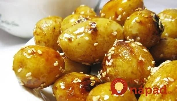 Nové zemiaky pečené s maslom a sezamom