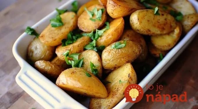 Nové zemiaky pečené s maslom a cesnakom