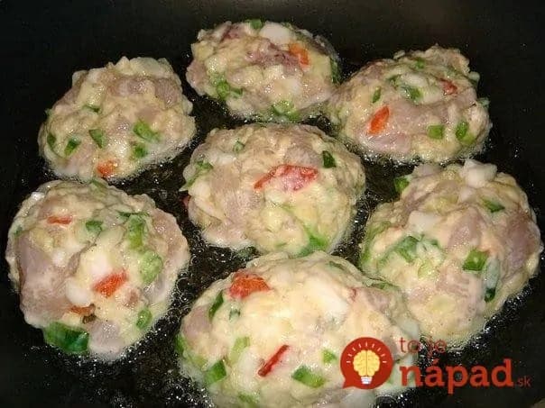 Lahodné kuracie fašírky so zeleninou a kyslou smotanou