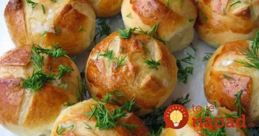 Hotové skôr, ako by ste stihli zabehnúť do pekárne: Cesnakové žemle do pol hodiny na vašom stole!
