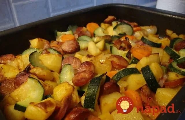 Pečené zemiaky s cibuľou, cuketou a klobásou!