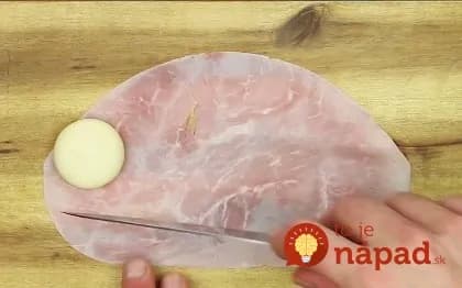 Máte v chladničke len šunku a kúsok syra? Takto jednoducho z nich môžete vykúzliť perfektnú chuťovku!