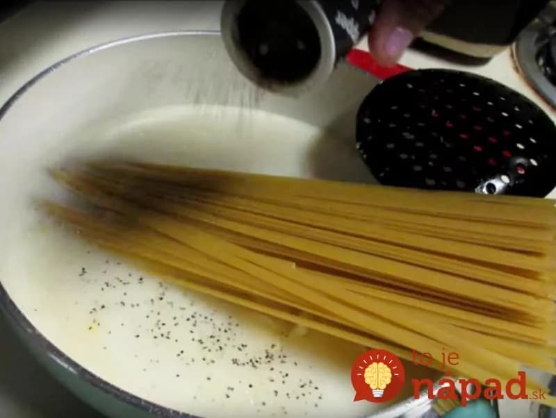 Surové rezance vložila do panvice s mliekom: Po 20 minútach je na stole táto pochúťka!