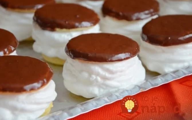 Veže z krehkého cesta plnené famóznym bielkovým krémom!