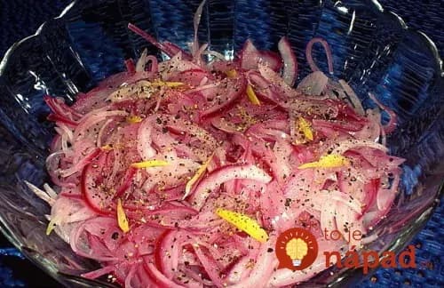 Najchutnejší cibuľový šalát: Taký vynikajúci, že sa po ňom len tak zapráši!