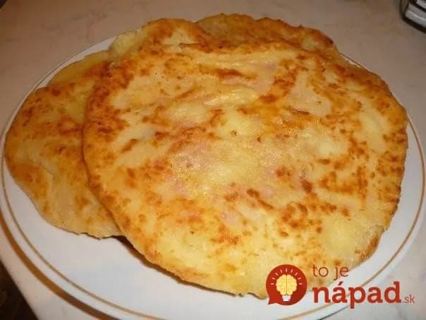 Bez váhy a odmerky: Lenivé kefírové placky plnené šunkou a syrom