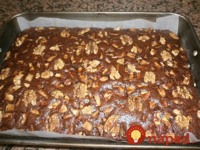 Najjednoduchší orechový koláč: Stačí všetko zmiešať, vyliať na plech a máte hotovo!