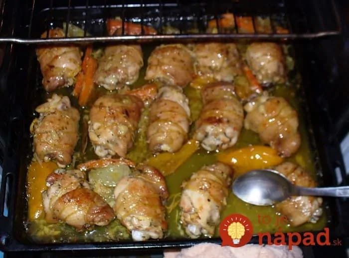 Jemne pikantné kuracie stehienka so zeleninou, pečené v pivnej marináde!