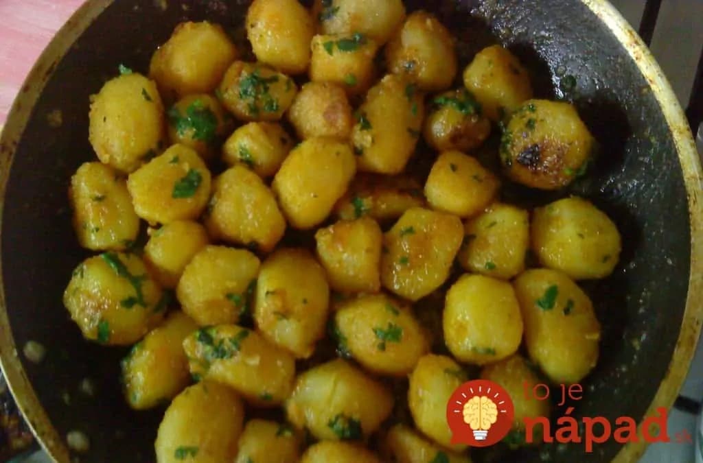 Najchutnejšie zemiaky s cesnakom: Vďaka tajnej prísade sú úžasne chrumkavé na povrchu a mäkučké vo vnútri!