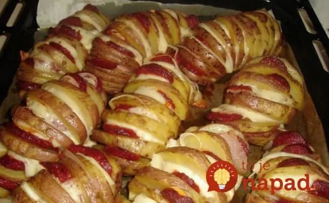 Perfektný NÁPAD , ako pripraviť zemiaky: Pár zárezov, obľúbené prísady a máte najchutnejšie jedlo tohoto dňa!