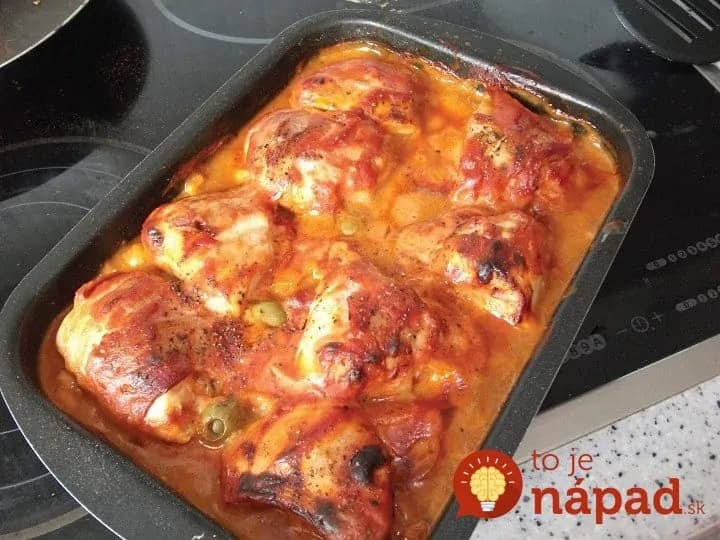 Šťavnaté stehienka v slanine: Na jednom plechu s omáčkou a prílohou!