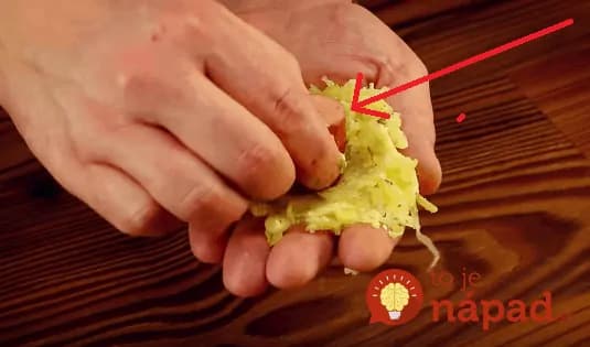 V chladničke našiel len párky, kúsok syra a niekoľko zemiakov. Neuveríte, aké skvelé jedlo z toho vytvoril!