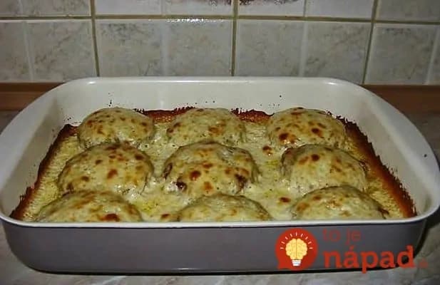 Jeden plech a kompletná večera pre celú rodinu: Šťavnaté fašírky so zemiakmi a skvelou omáčkou!