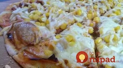 Toto vás zachráni vždy, keď vás prepadne chuť na domácu pizzu: Bleskové hrnčekové cesto bez čakania!