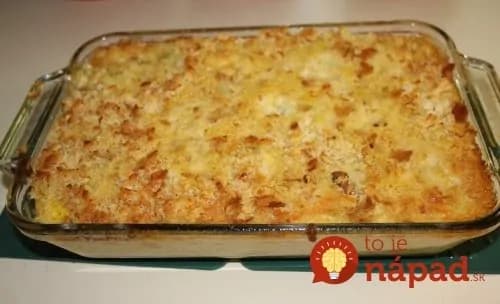 Najchutnejší tip, ako pripraviť obyčajnú tarhoňu: Vyskúšajte ju zapiecť s klobáskou, cibuľkou a kyslou smotanou!