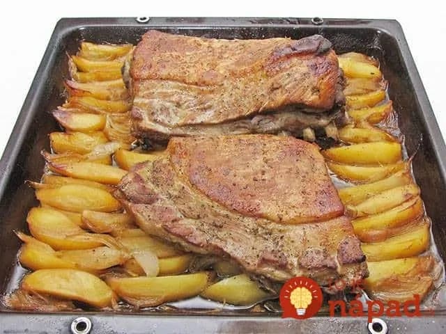 Najchutnejší bravčový bôčik: V úžasne chutnej marináde, položený na zemiakoch a cibuľke!