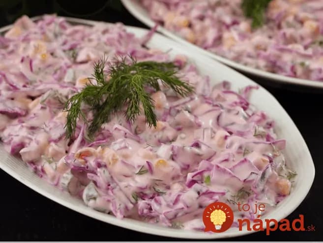 Výborný kapustový šalát s kukuricou a jogurtovou zálievkou: Perfektná náhrada za ťažké zemiakové šaláty!