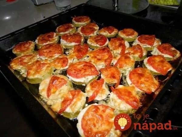 V lete zabudnite na obložené chlebíky a jednohubky z pečiva: Zapečené cuketové kolieska so smotanou a syrom sú ľahšie a ešte chutnejšie!