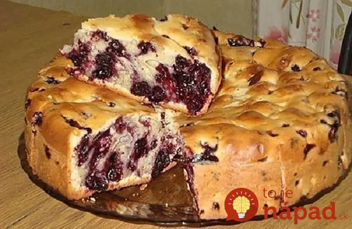 Stačí len zmiešať 400 g múky, kocku masla, ovocie a pár ďalších prísad: Vyskúšajte najjemnejší „miešaný“ koláčik!