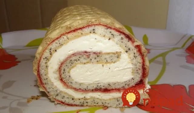 O 30 minút môžete krájať: Fantastická makovo-šľahačková roláda s jahodovým džemom!
