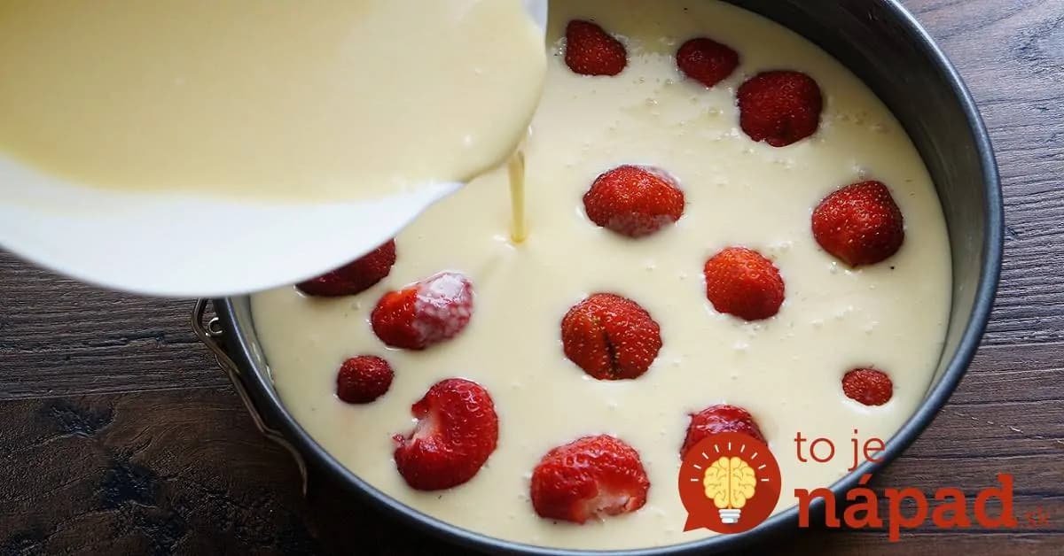 Stačí len zmiešať a naliať na plech: Najjendnoduchší jahodový koláč na francúzsky spôsob!