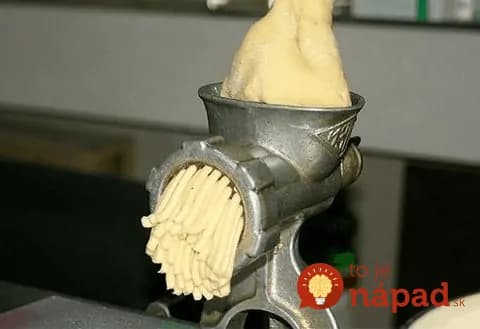 Keď budete čakať návštevu, vtlačte plát cesto do formy na ľad: Máte postarané o perfektnú chuťovku, ktorú budú všetci obdivovať!