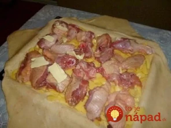 Namiesto na plech, uložte kuracie mäso aj s prílohou na lístkové cesto: Zabaľte, vložte do rúry a máte fantasticky chutný a šťavnatý obed!