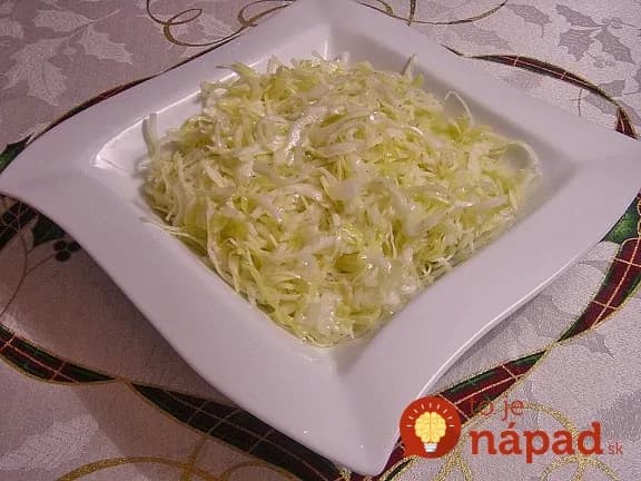 Pridajte do zálievky minerálku a nechajte cez noc odstáť: Stavím sa, že takýto dobrý kapustový šalát ste ešte nejedli!