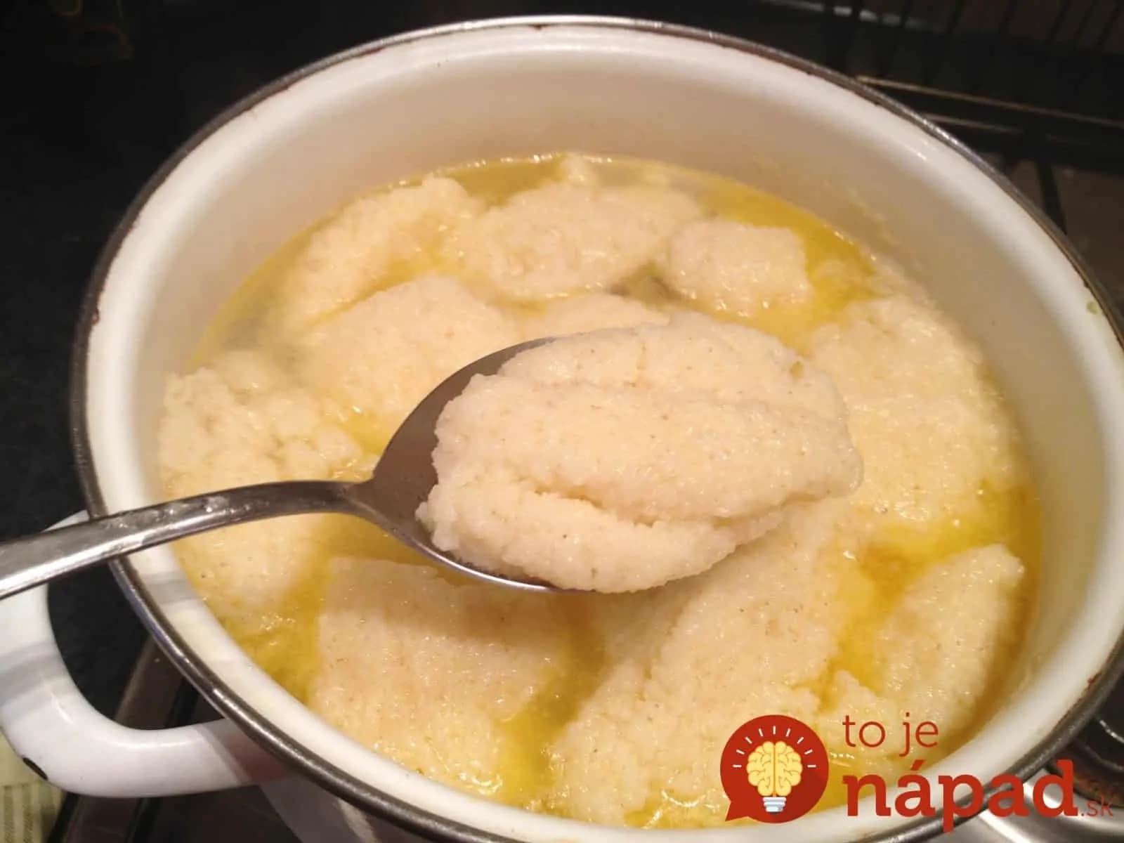 Toto je tajomstvo úžasne nadýchaných krupicových halušiek: Geniálny recept na 15-minútovú polievku, ktorý by mal byť poruke v každej rodine!