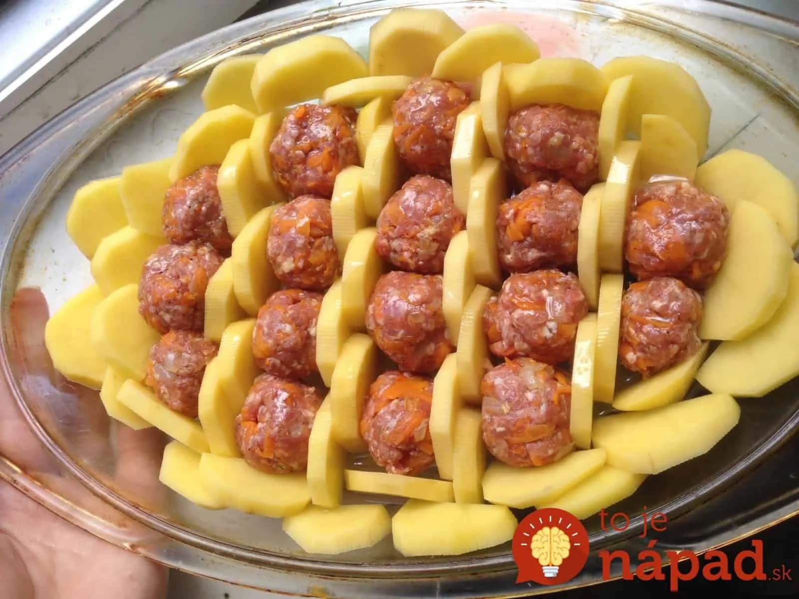 Nepotrebujete strúhanku a ani jedno vajce: Vyskúšajte fantastické chalupárske fašírky so zemiakmi a kyslou smotanou!