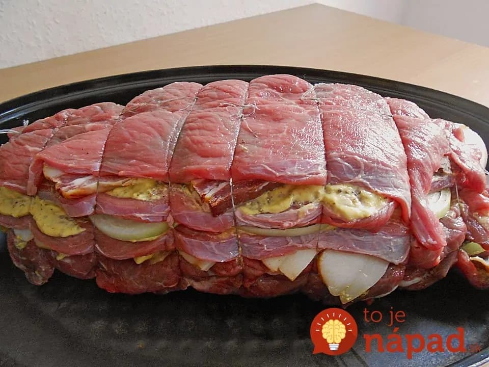 Vrstvená cigánska pečienka: Keď postavíte na stôl túto mäsovú bombu, všetkým naokolo sa okamžite začnú zbiehať slinky!