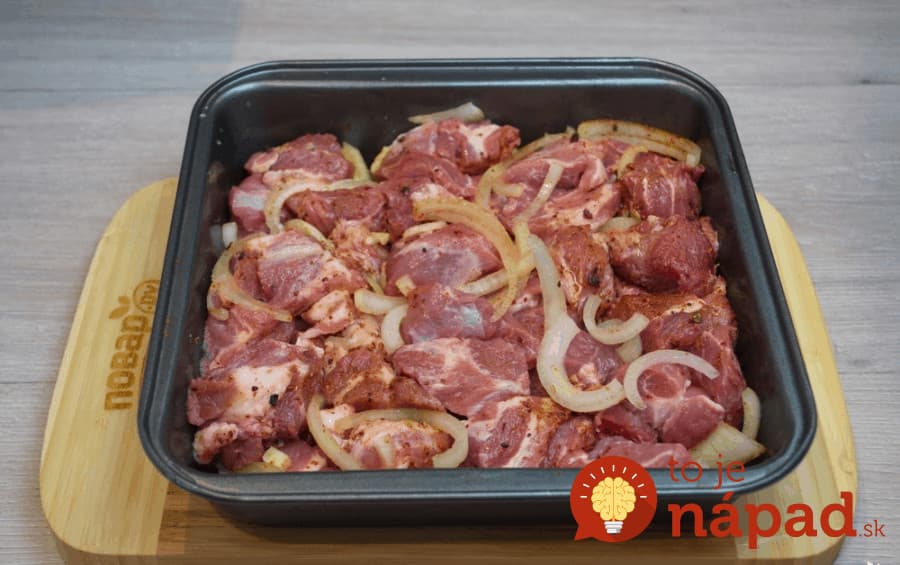 Pekelne dobrá krkovička na cesnaku s výbornou omáčkou: Všetko máte na jednom plechu, bez kopy špinavého riadu!