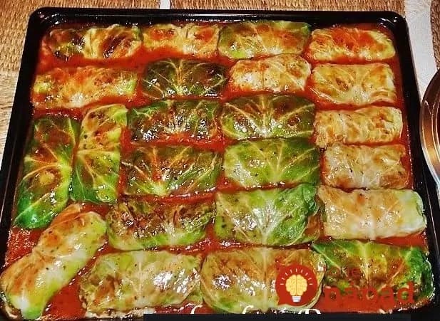 Toto robím vždy na tom najväšom plechu, aký doma máme: Odkedy som vyskúšala kapustové holúbky upiecť v rúre, inak ich už nerobím, chutia fantasticky!