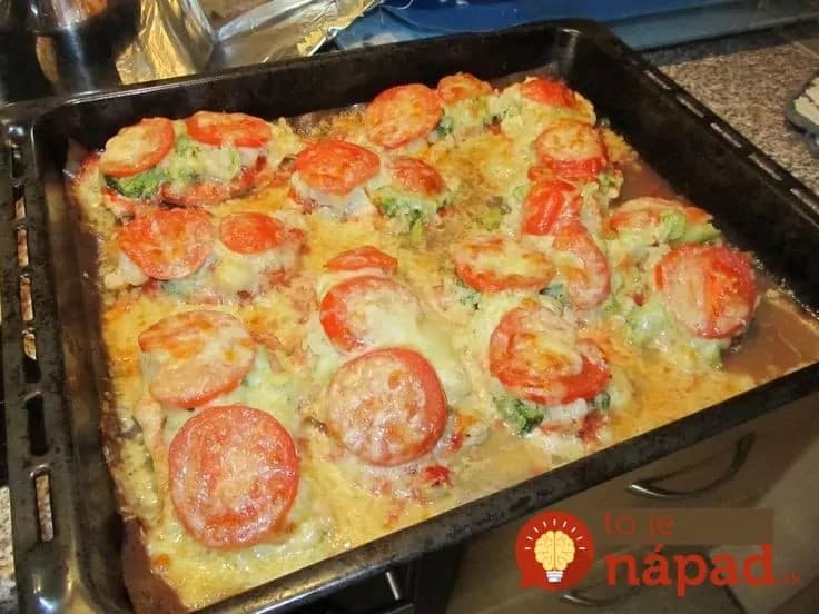 Pizza z rezňov: Namiesto cesta som dala na plech rezne a obľúbené pizza prísady, za túto pochúťku vás bude manžel na rukách nosiť!