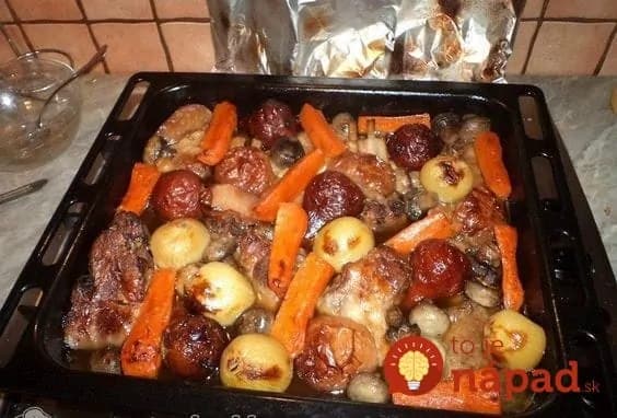 Pečená krkovička na jednom plechu s mrkvou, repu a bohatou oblohou: Na zemiaky, či inú prílohu si ani nespomeniete!