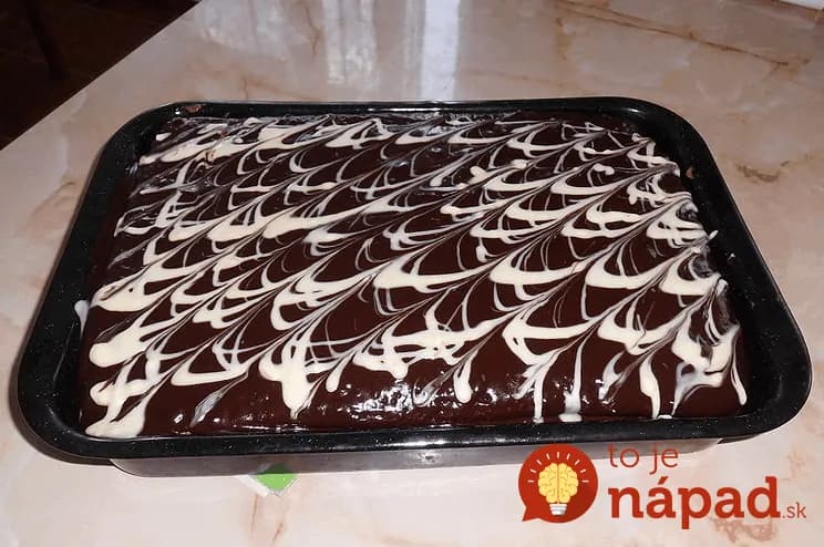 Hrnčekový koláčik „FEŠÁK“ s tvarohom : Ultra jednoduchá príprava – 30 minút a máte ho na stole!