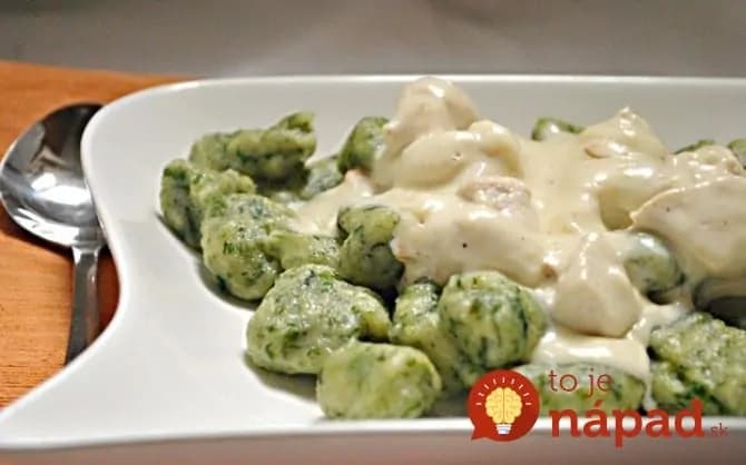 Ak milujete halušky, toto je presne pre vás:  Špenátové halušky s cesnakovou omáčkou a kuracím mäsom – úžasné papanie!