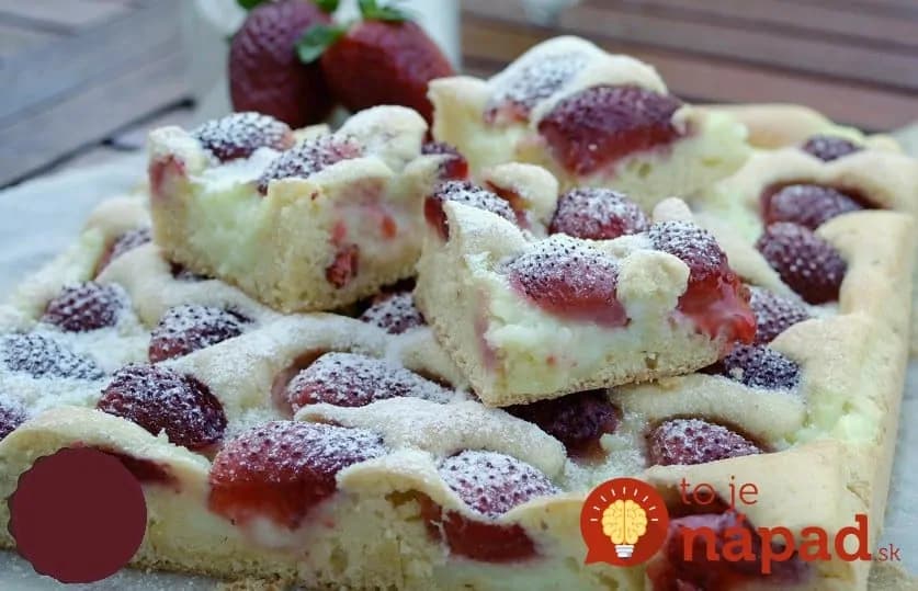 Konečne som našla recept na dokonalú jahodovú bublaninu: Cesto prelejte pudingom a dajte piecť – top koláčik celej sezóny!