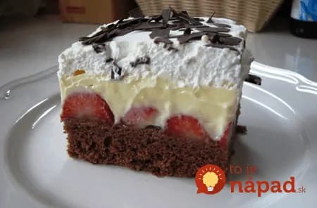 Jemný jahodový koláčik s pudingom a šľahačkou!