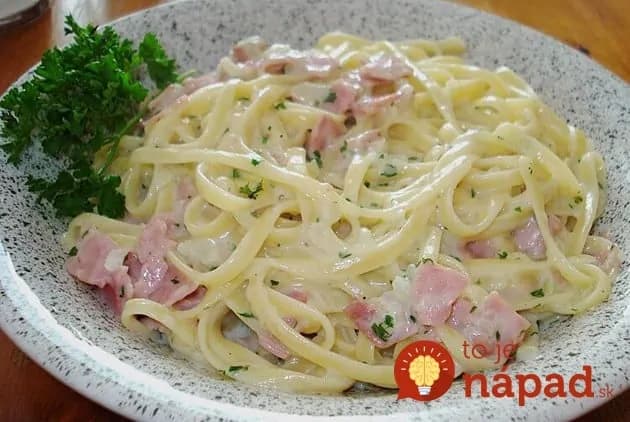 Minútková cuketová omáčka s bambinom a kyslou smotanou: Mamičky, toto pripravíte za 10-minút a deti to doslova milujú!